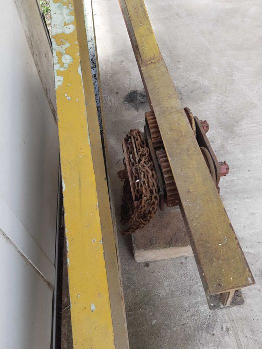 Brat macara cu actionare manuala pe lant