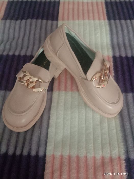 Продам лоферы 37 размера светло-бежевые,  новые