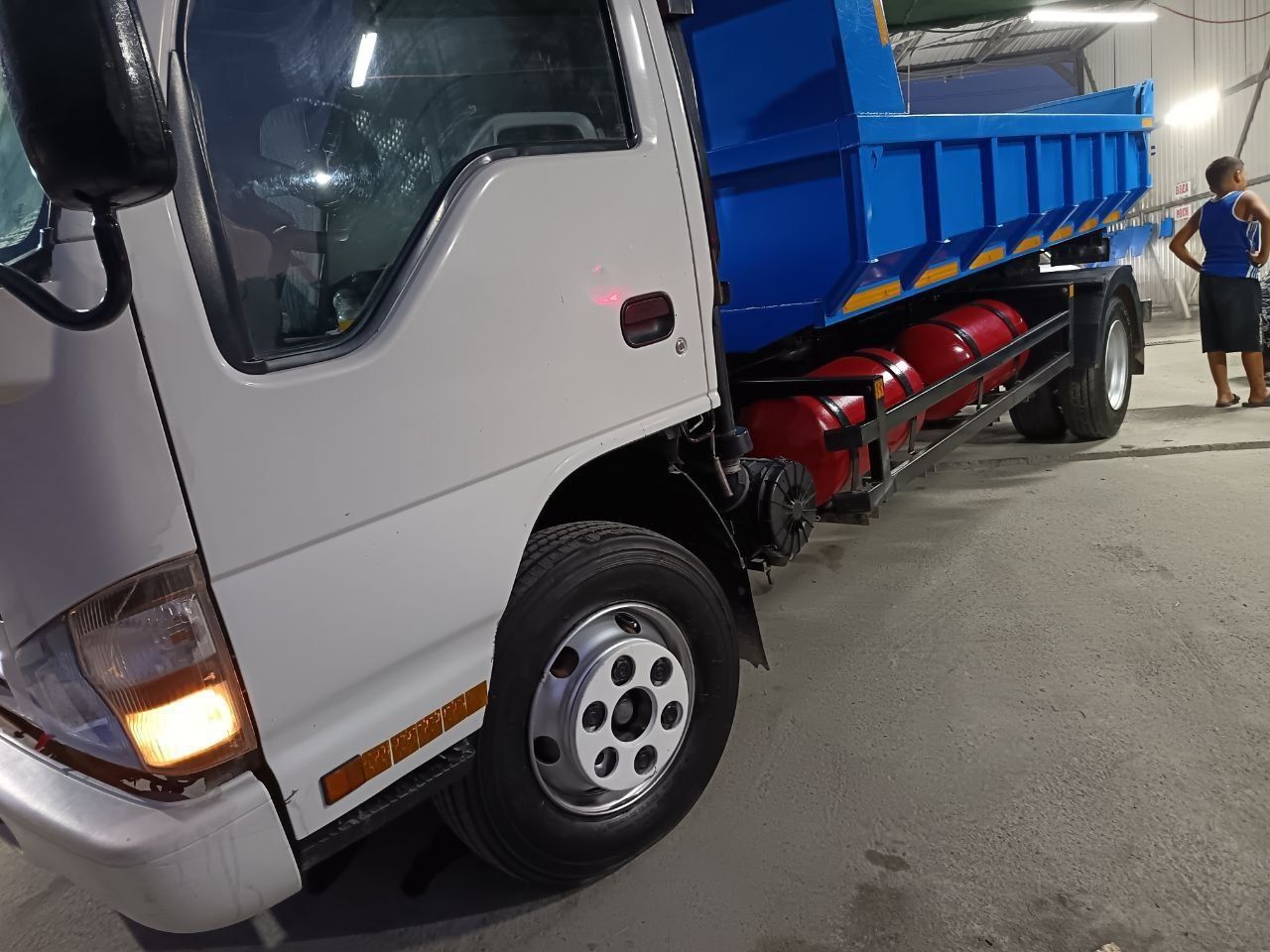 ISUZU  сотилади 5 тоналик буткадан самасвал клинган  (Автобусдан емас)