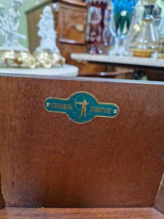 Уникален антикварен английски дървен шкаф бар