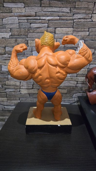 Статуя на Universal