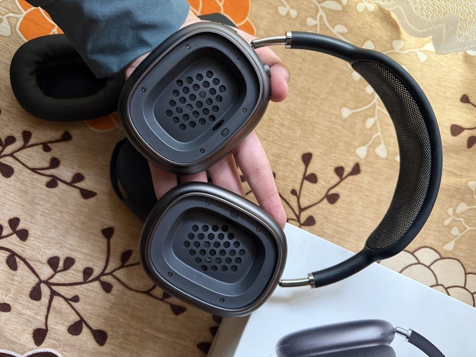 AirPods Max Midnight Lightning