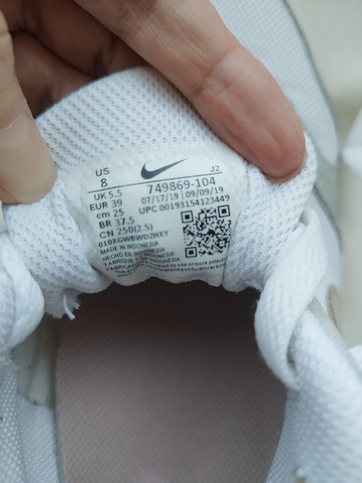 Маратонки Nike  и Adidas