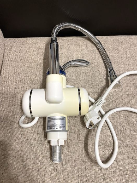 Електрически водонагревател 3000W за стоящ монтаж