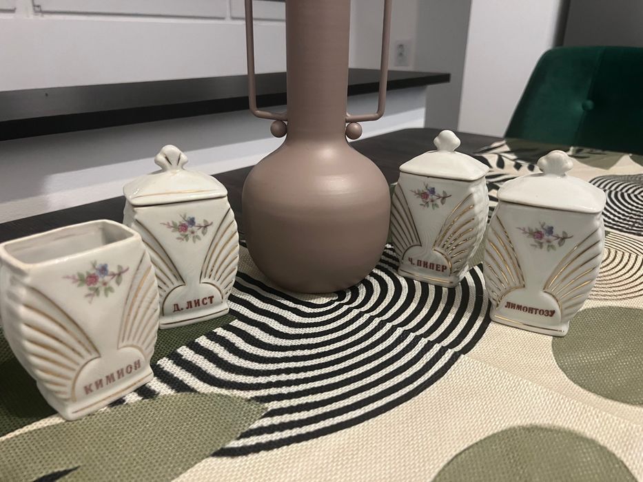 Ретро порцеланови буркани за подправки