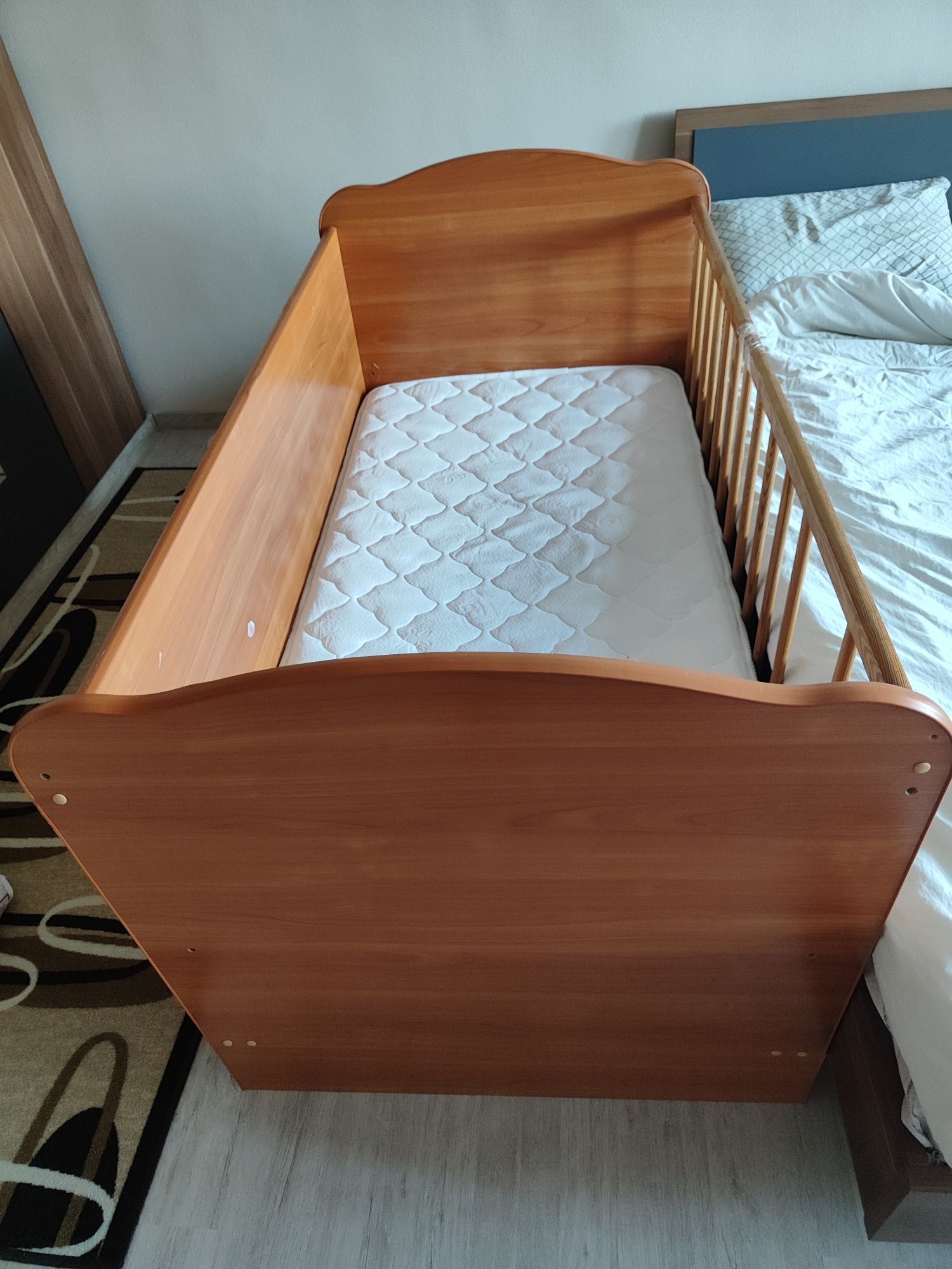 Детска кошара/легло с 2 матрака в добро състояние