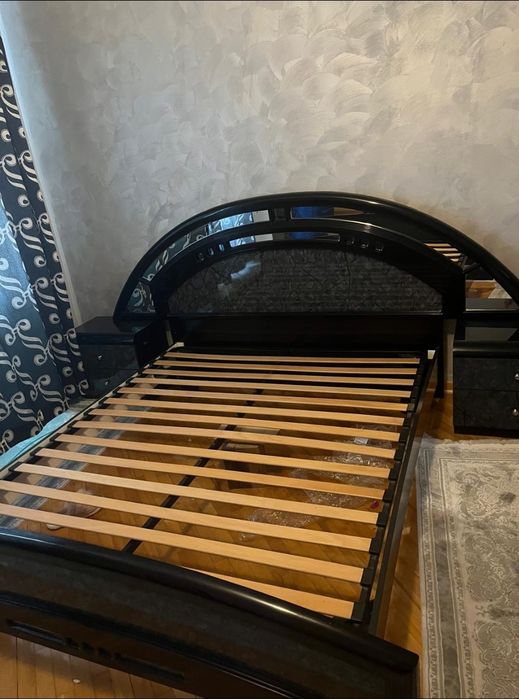 vând dormitor complet: pat, dulap, 2 noptiere + oglindă