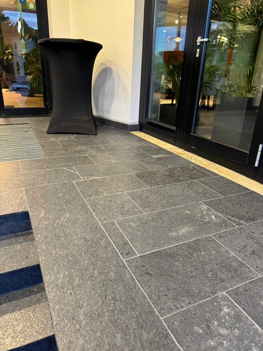 Granit gri antracit periat pentru scari exterioare