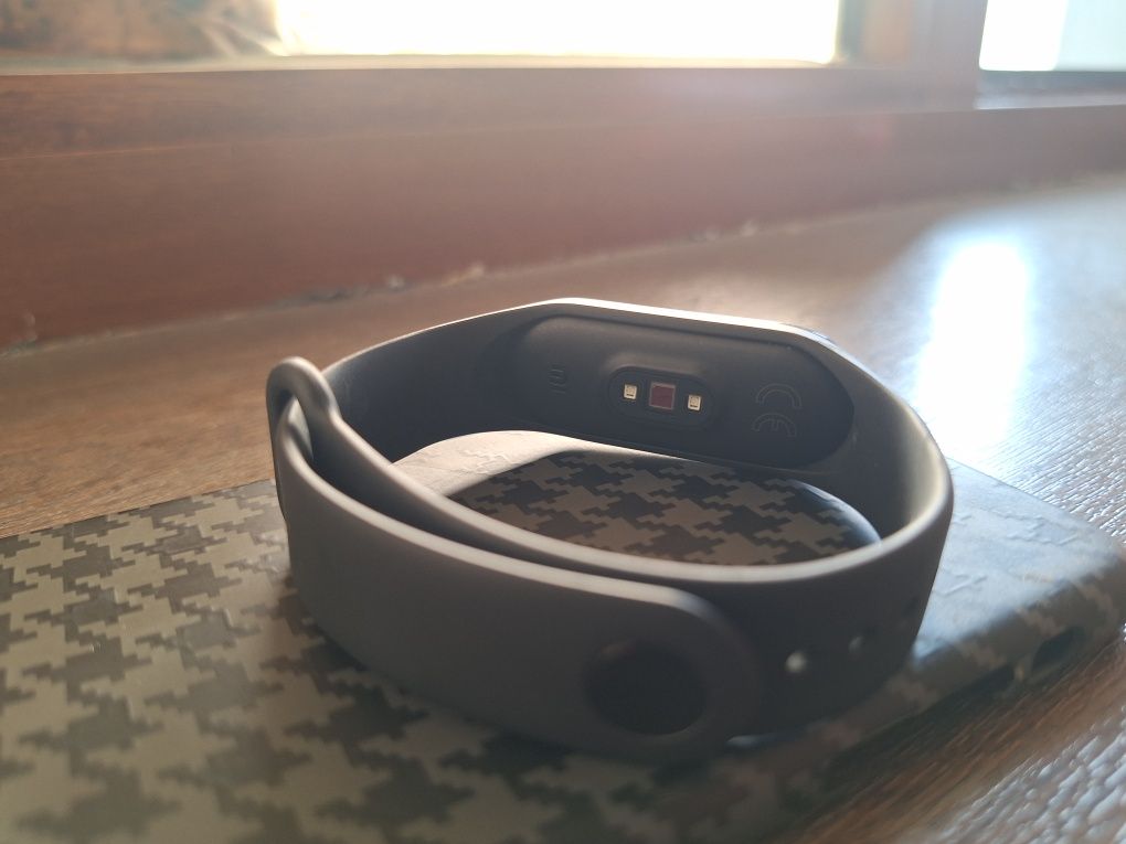 Mi band 3 arginal
 3-dona bor 
ishlatgan farqiga boradi 
Ayb:yuq 
Narx