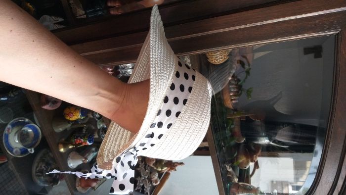 Palărie de soare albă cu fundă