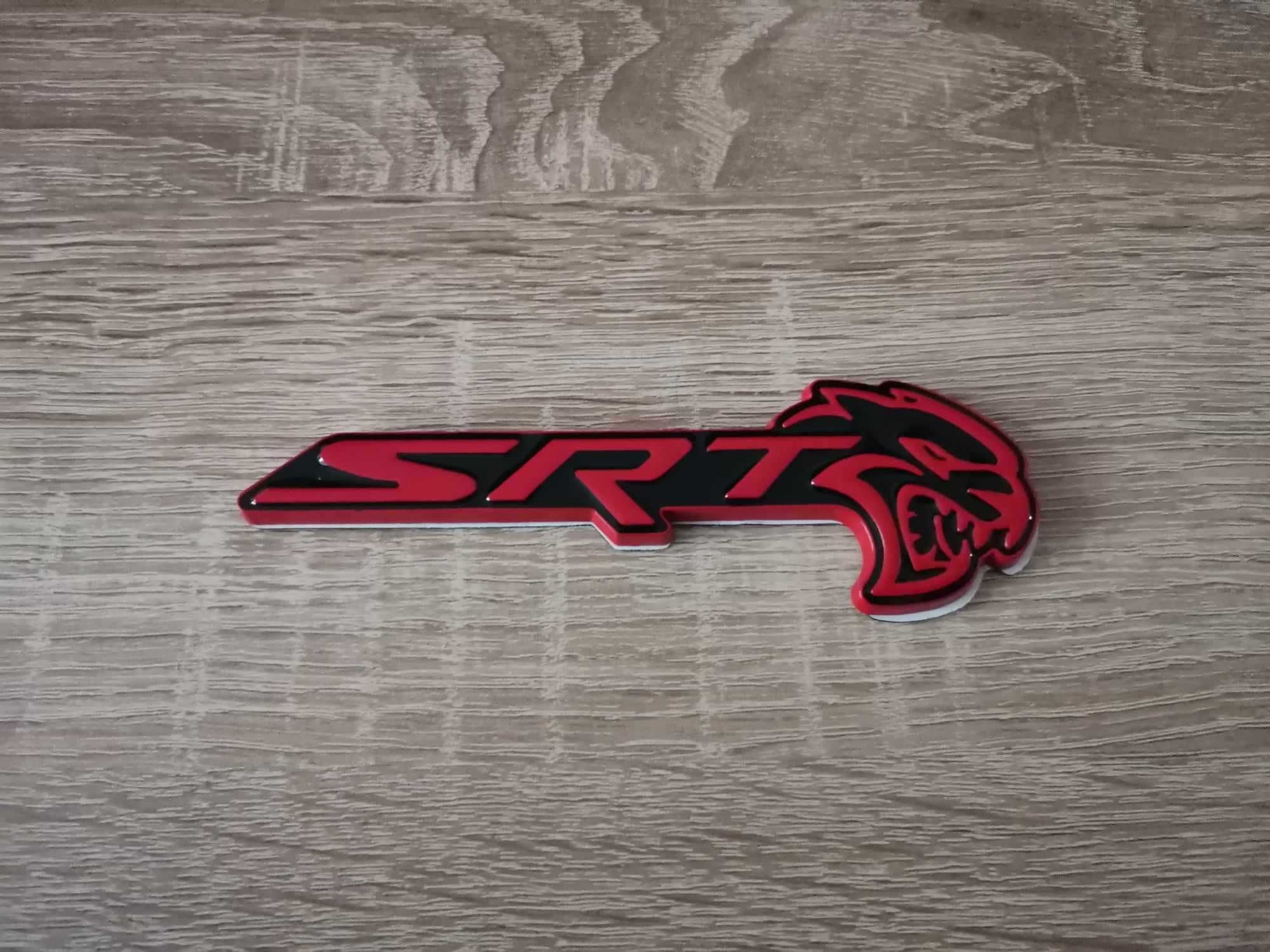 SRT Hellcat червено с черно емблема дясна