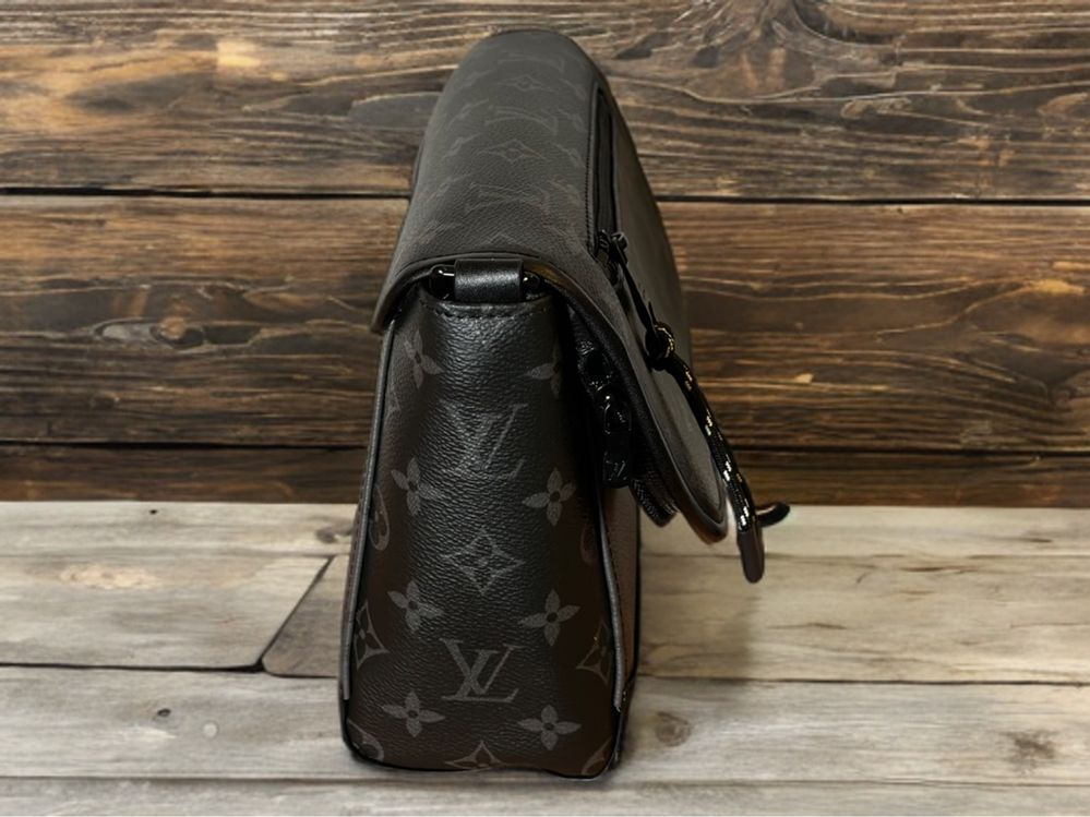 Louis Vuitton Pulse Messenger M12681 нова мъжка чанта през рамо