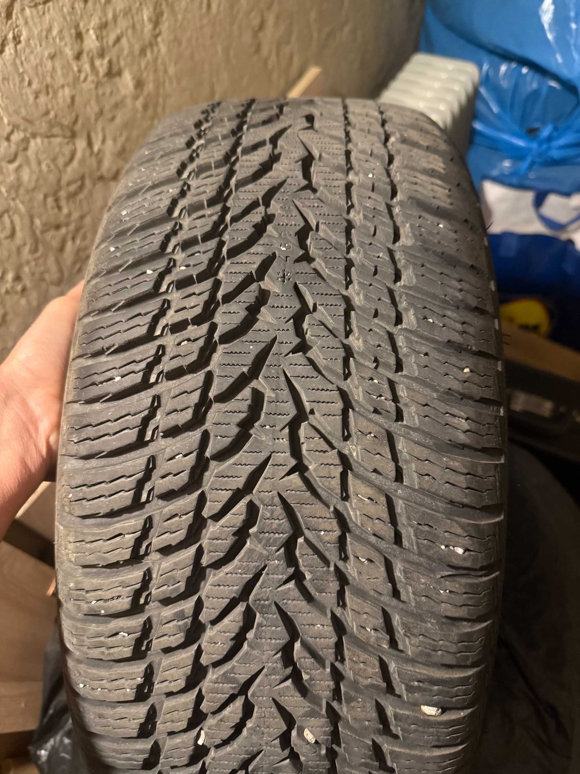 Продавам Зимни Гуми NOKIAN 225/45/17 С Борд На 2 Сезона Запазени