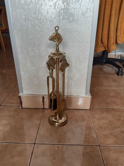 Ustensile semineu din bronz, cu 4 piese cu cap de cal,  inaltime 51 cm