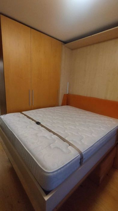 Падащо легло, гардероб, бюро и диван – перфектно за малки стаи