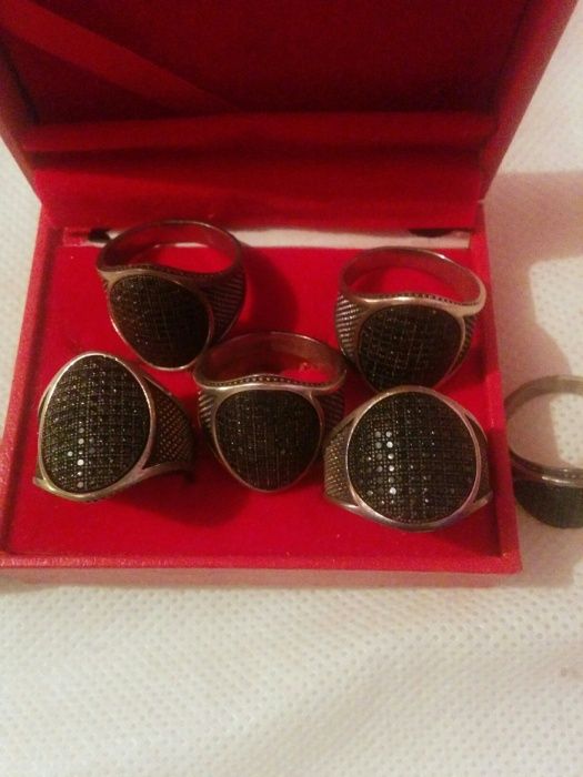 Печатка серебро с черной вставкой18,19размеры.Торг.