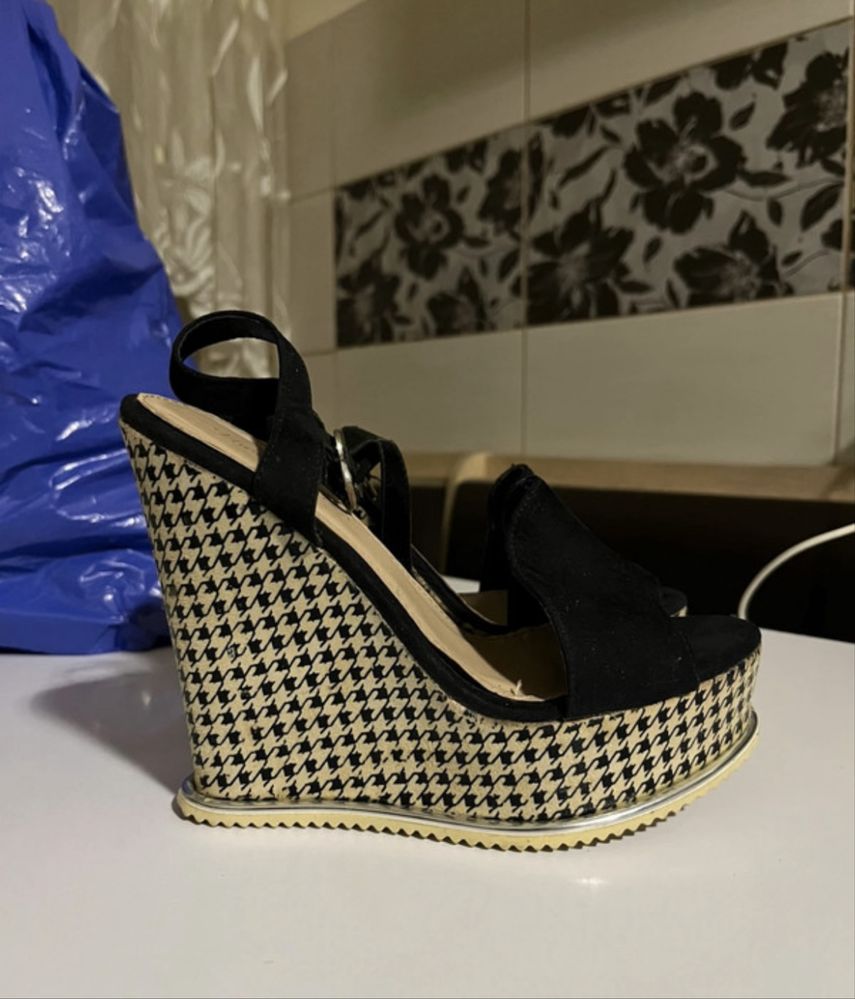 Sandale cu platforma, marime 36.