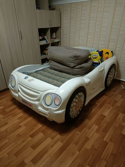 Кровать детская в виде машинки