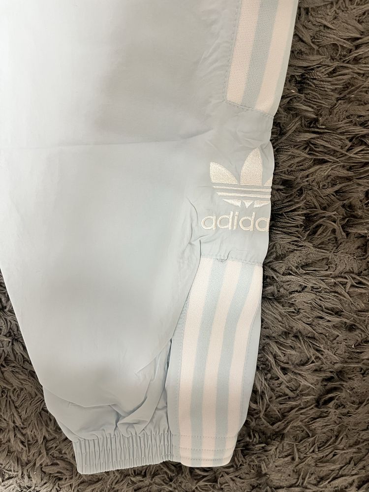Спортен панталон Adidas в светло синьо