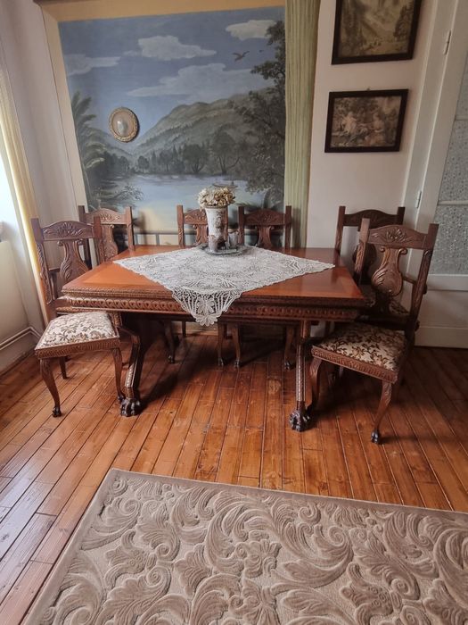 Set Mobila sculptată  MANUAL  în Paltin de India pe furnir de nuc.