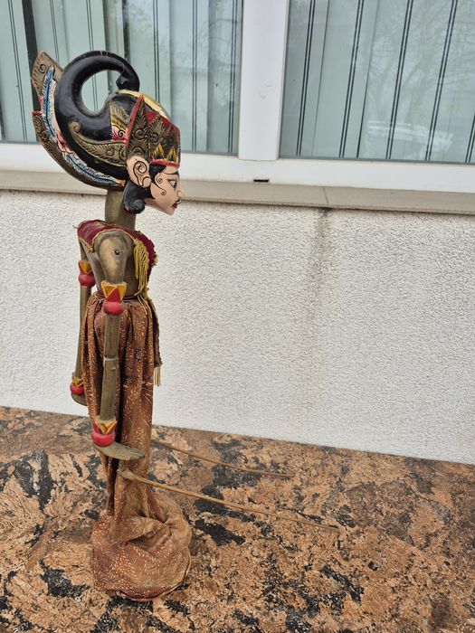 Vând o papusa statuieta lemn,scluptata pictata manual ,made Indonezia