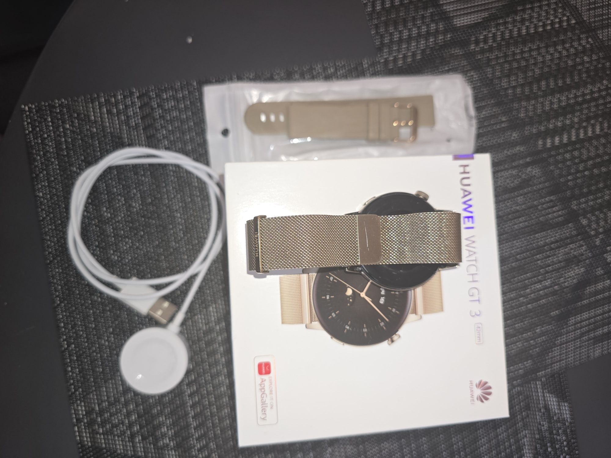 Продавам huawei gt 3 42mm дамския вариант