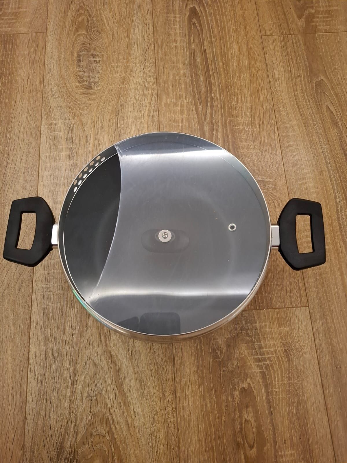 Vând oală cu capac 4,2L /24 cm aluminiu cu înveliș-60 lei.