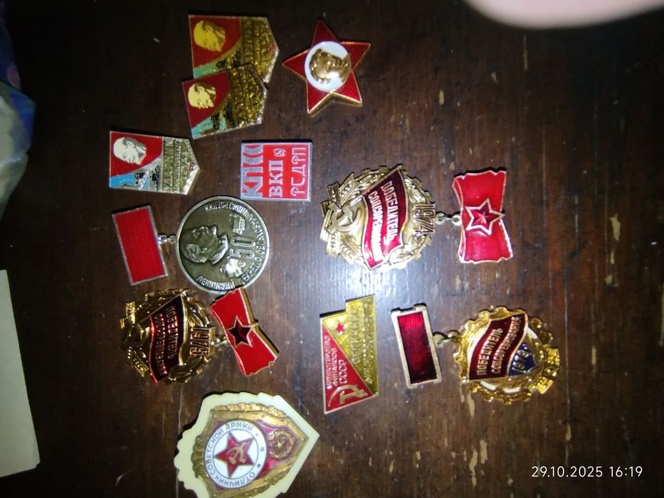 Продам часы ,значки, марки, купюры, трудовую книжку