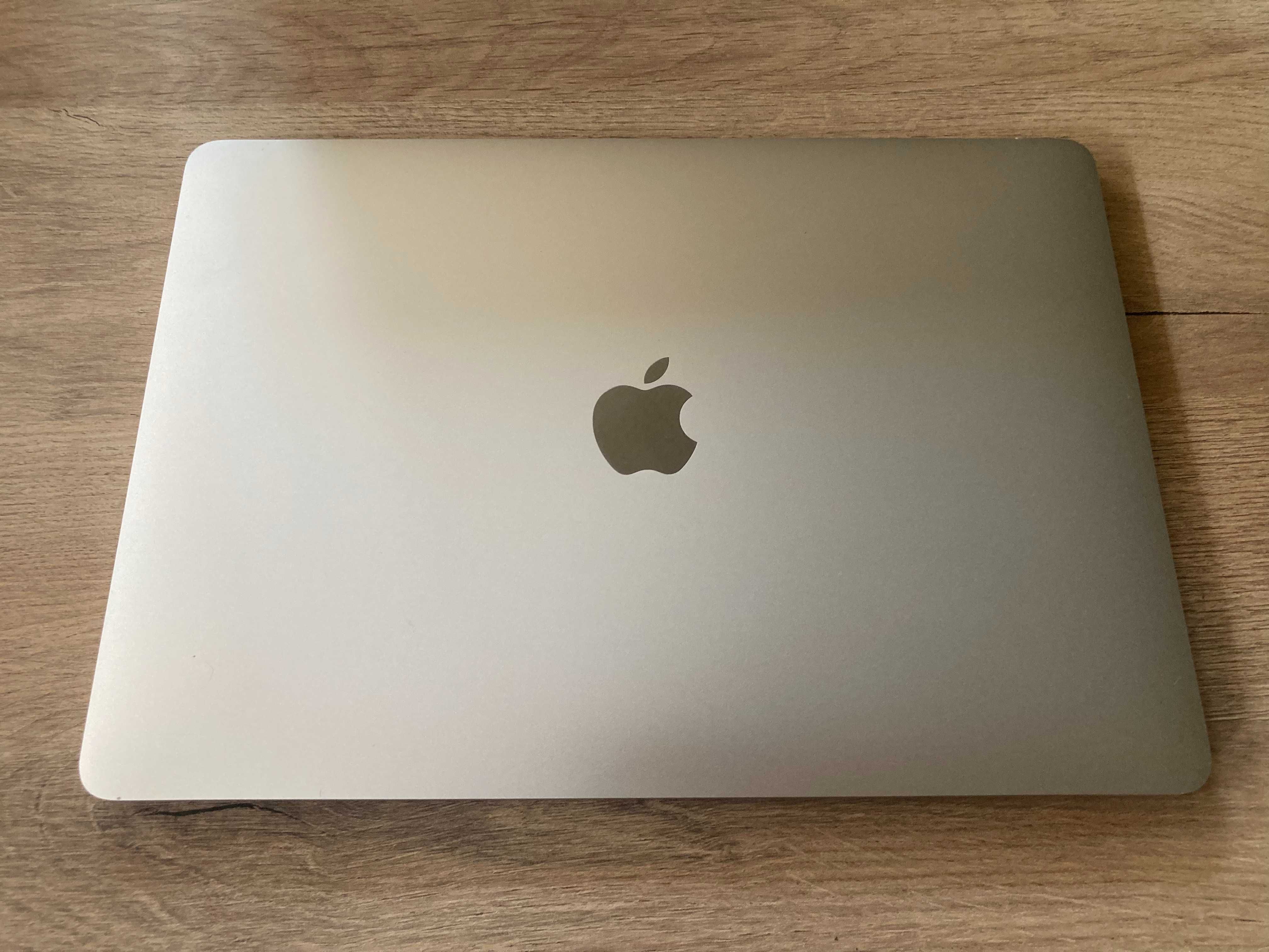 Лаптоп Apple Macbook PRO 13 2018 I7 8GB 256GB SSD с гаранция A1989