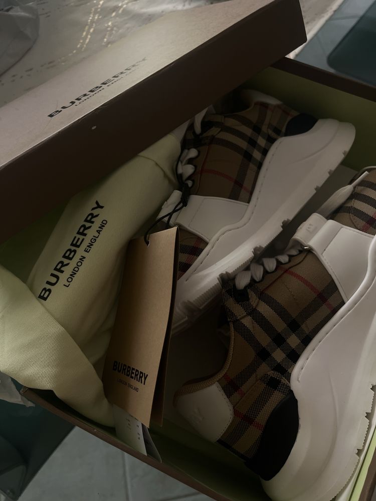BURBERRY.   Обувки/Нови