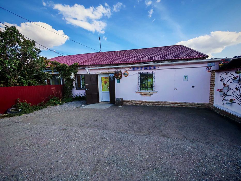 Ж.м. Дружба продается два дома на одном участке + МАГАЗИН