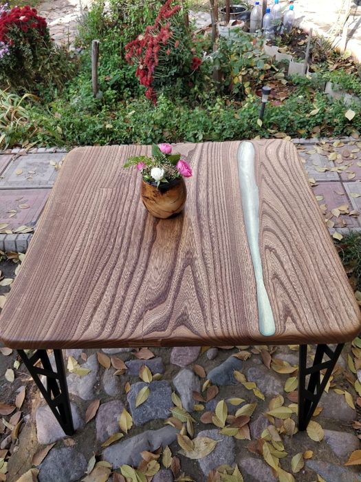 Журнальный столик из натурального дерева