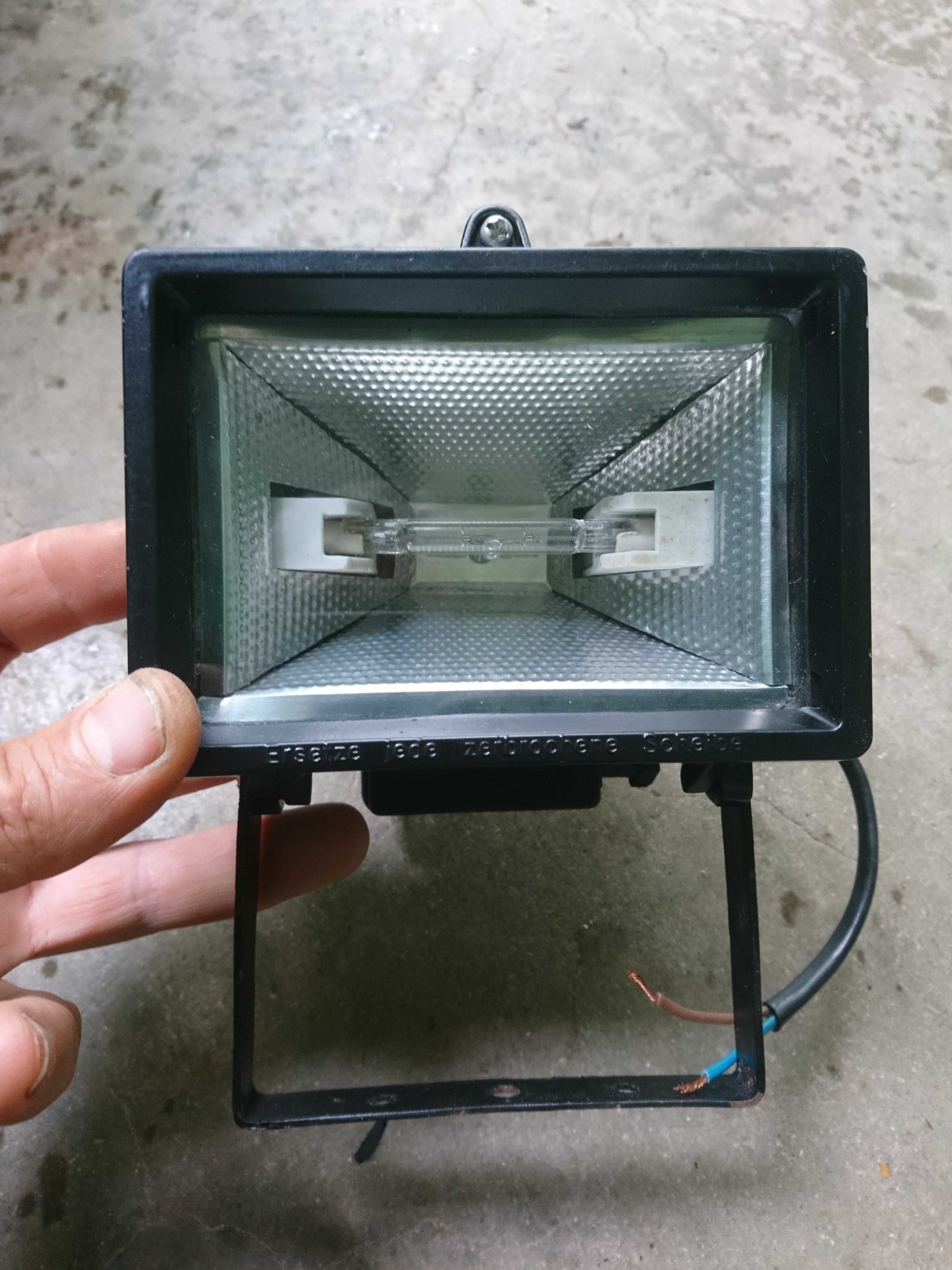 Proiectoare Halogen 150W - pentru iluminat in interior si exterior