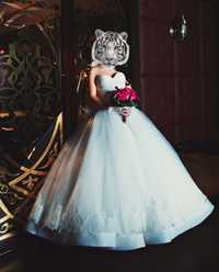 Свадебное платье на 42-44 размер в идеале