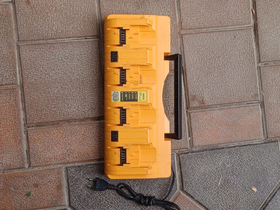 Încărcător DEWALT cu patru posturi