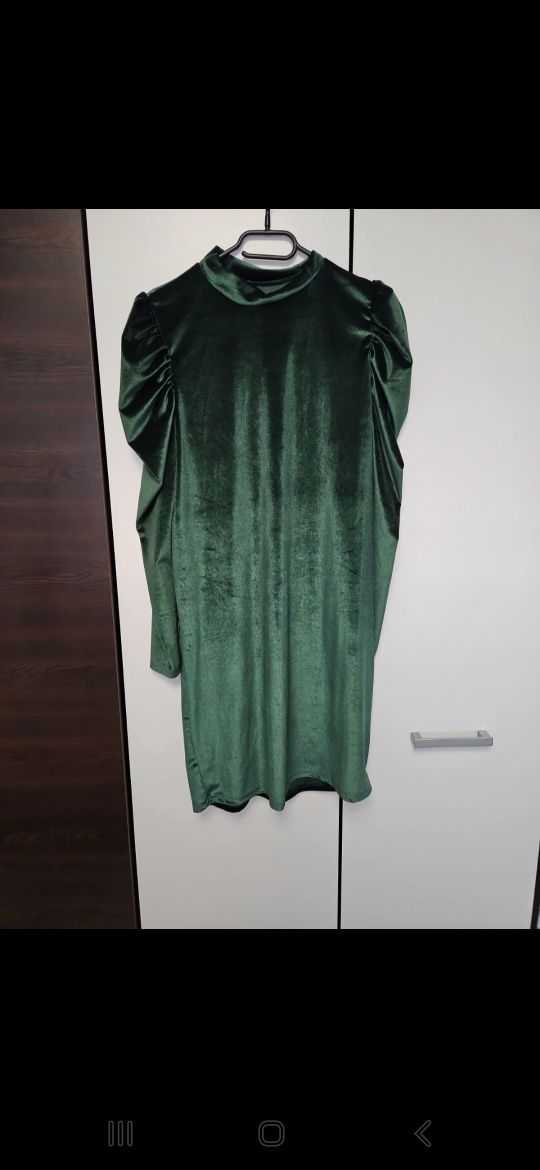 Rochie verde cu umeri bufanți