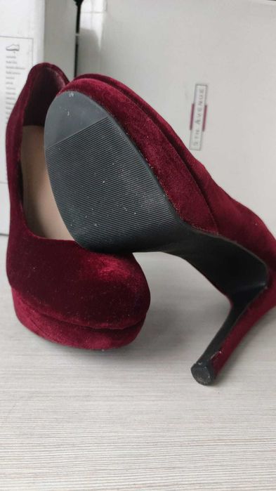 Pantofi cu toc ascutit rosu / burgundiu din catifea H&M marimea 39-40