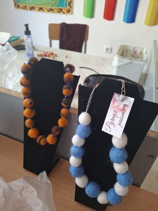 Украшения из шерсти.
