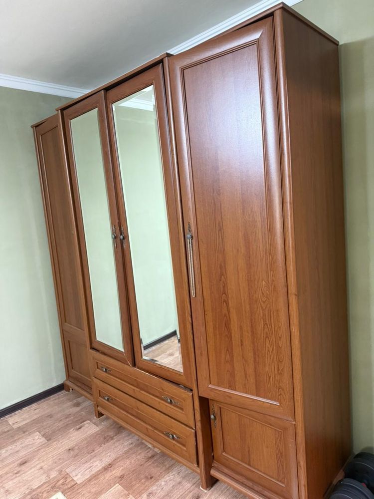 Продается старый шкаф из дерева