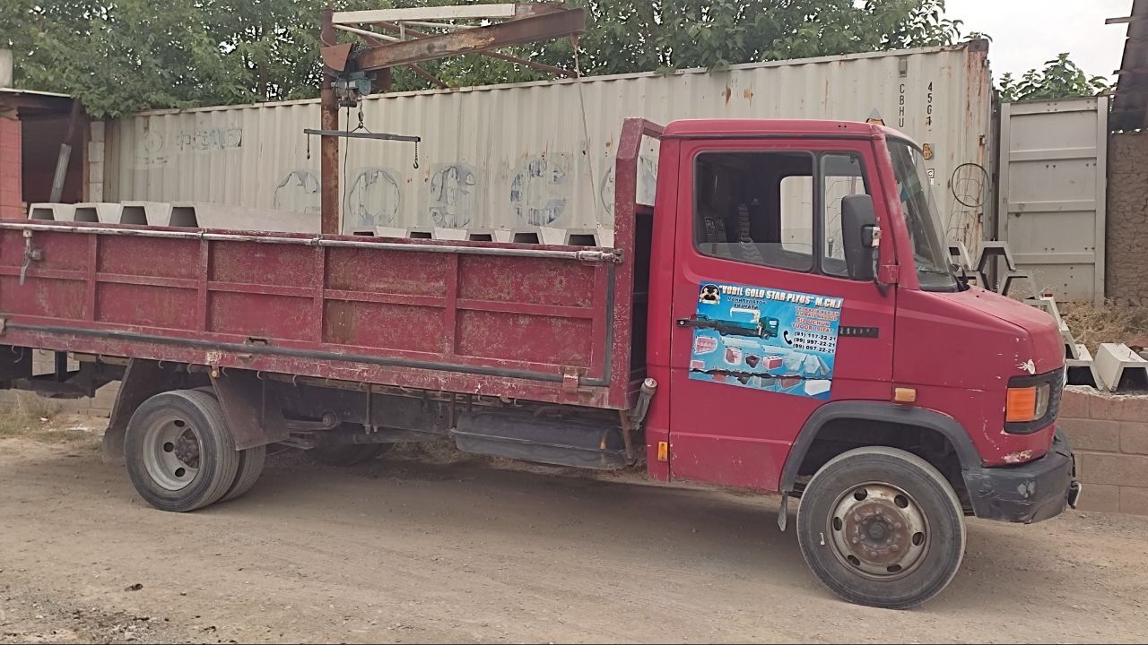 Продаётся бортовой автомобиль марки Мерседес.