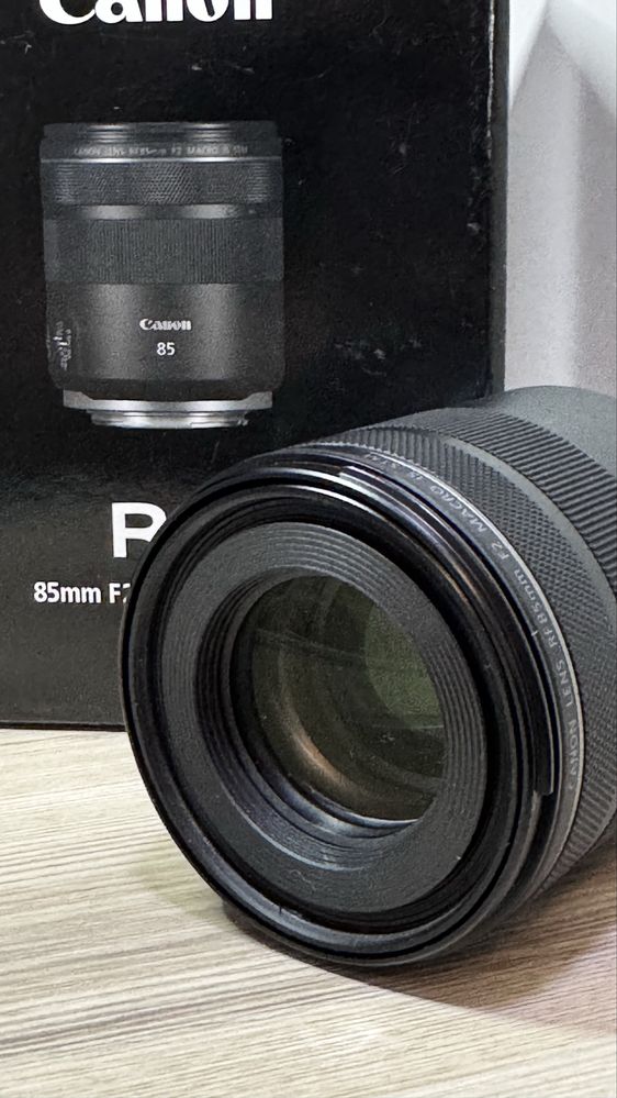 Объектив Canon RF 85mm f/2 Macro IS STM