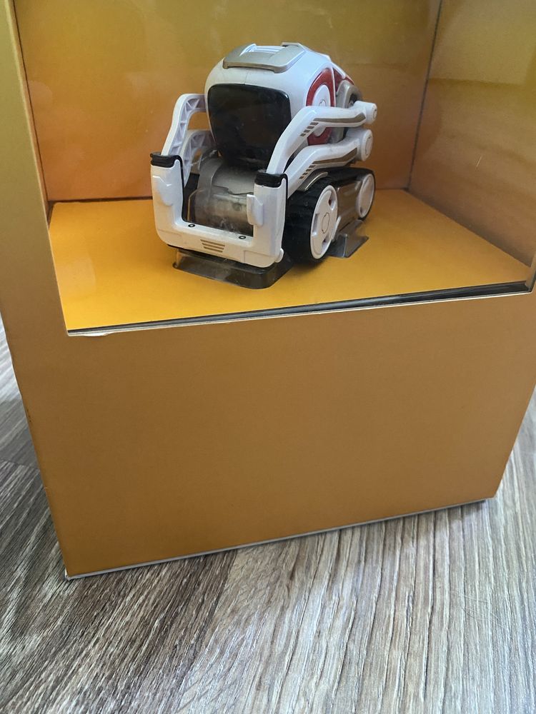 Cozmo Робот (2017)