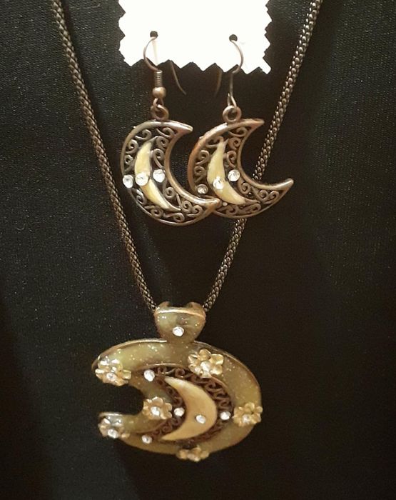 Гривни, колиета и обеци