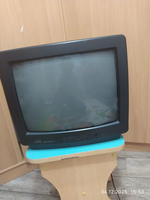 Продам телевизор JVC 21дюйм  приставка otau HD
