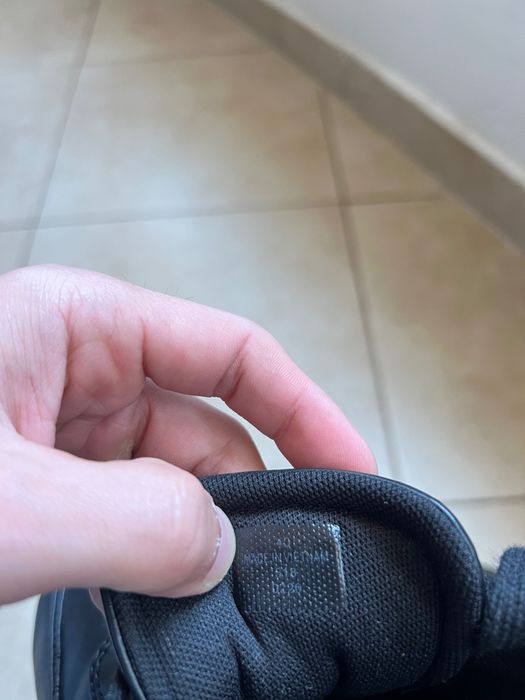 Vând adidași Guess pentru femei