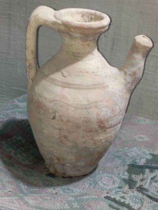 Qadimgi taqinchoq va qadimgi koʻza sotiladi