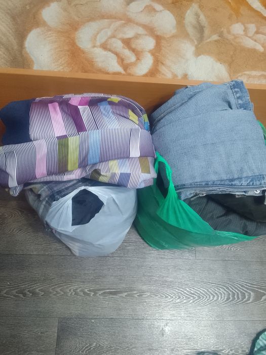 Продам 8 пакетов одежду,1 пакет сумочки разные