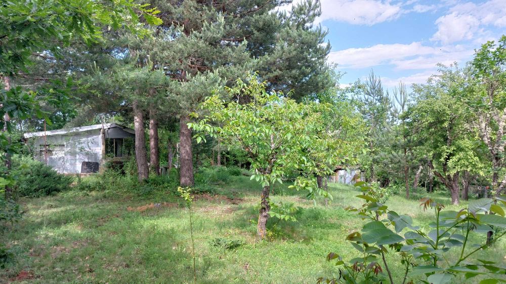 Продава се парцел с вила на 60 км. от София в западна България