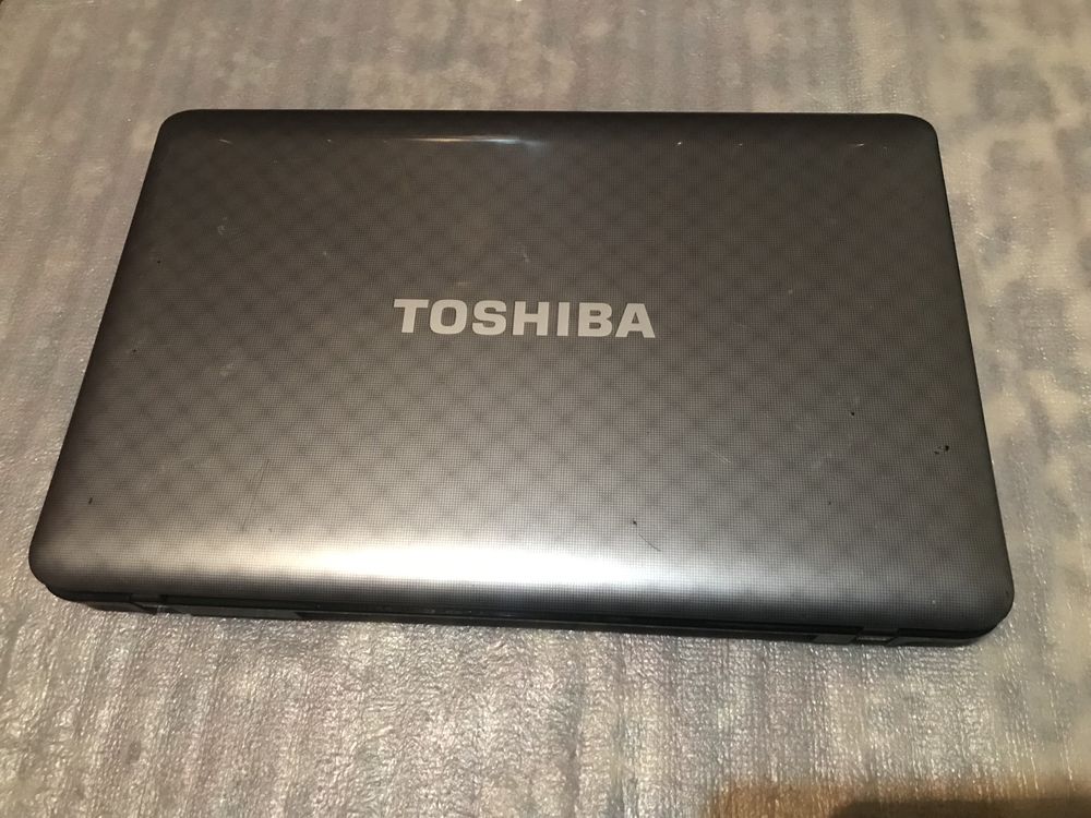 TOSHIBA ноутбук сотилади