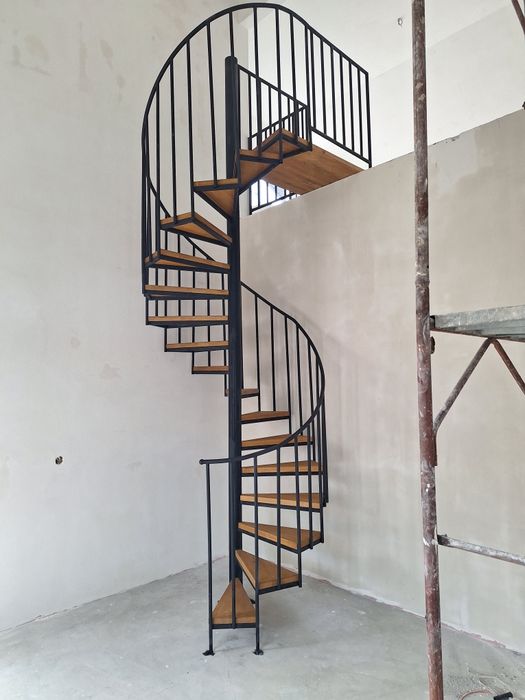 vând scară spiralata sau pe vang  interior  exterior din fier cu lemn